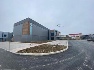 Bâtiment d'activité avec bureaux de 948 m² à louer à Courtry (77)