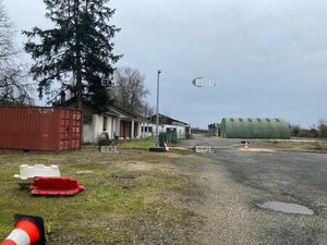 SANTENY (94) - À louer - Site avec locaux d'activité  hangars et bureaux de 1 100 m²