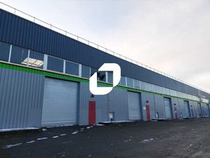 A LOUER  BELLE HAUTEUR SOUS PLAFOND