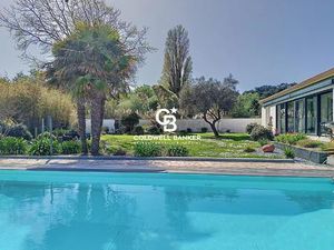 Là Où la Forêt Rencontre l'Océan : Maison d'Exception avec Piscine et Jardin Paysager