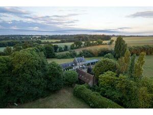 Charmant manoir du XVIIIe siècle et longère sur 1 6 hectare parfait pour une activité de..
