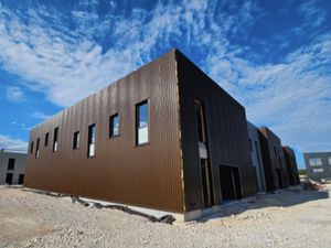 Local d'activité neuf à Vailhauquès