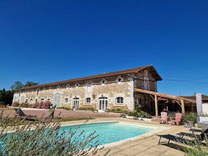 Ancien relais de poste rénovée avec dépendances attenantes et piscine