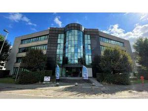 Espace de bureau récemment aménagé à louer à Berchem.