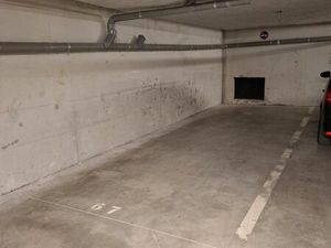 Trés grande place de parking couverte