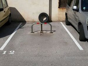 Loue place de parking aérien dans cours fermée  avenue Philippe Lebon à Toulon (au Champ d