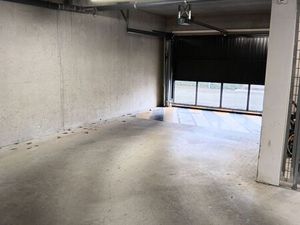 Place de parking dans garage ferme