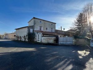 Maison de Maître à rénover environ 300m² avec garages  jardin  puits  dépendances  cours d