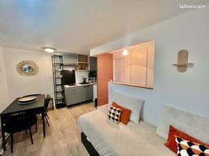 Studio rénové rue piétonne St Denis contrat meublé étudiant