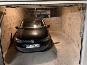 Grand garage sécurisé dans copro avec vidéo surveillance