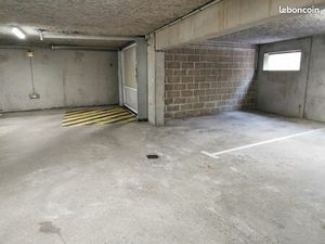 Emplacement moto scooter résidence bourgeoise sécurisée à 5 minutes métro ligne 13 Asnière