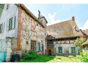 Dans le Bourbonnais  une maison datant de la Renaissance transformée en immeuble...