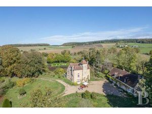 En Bourgogne  un manoir du 18e s. Avec longère aménagée du 19e s.  piscine et dépendances 