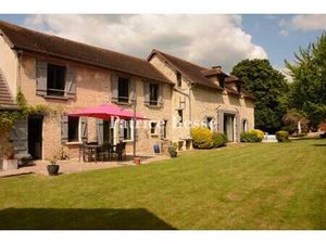 À 80 km de Paris  entre les vallées de la Seine et de l'Epte  dans un village  une longère