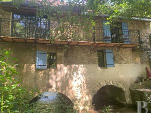 En Dordogne  dans le Périgord vert  un moulin du 17e s.  avec droit d'eau  sur 2 ha de...
