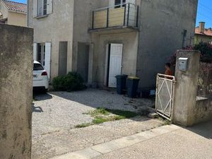 Appartement avec jardinet places de parking