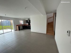 Maison de bourg récente avec jardin