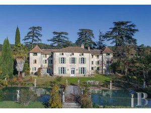 À Brignoles  sur 6 3 ha de terres agricoles irriguées par une source  un château du 18e...