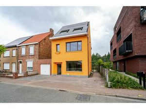 Gerenoveerde gezinswoning met 4 slpk aan station van Beernem