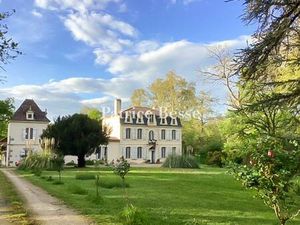 En Lot-et-Garonne  un logis du 18e s. Et un pavillon du 16e s.  en partie restaurés et...