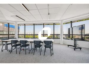 A LOUER  Bâtiment verdoyant au pied de la porte d'Orléans !