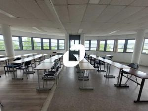 A LOUER  PLUSIEURS SURFACES RENOVEES A POISSY