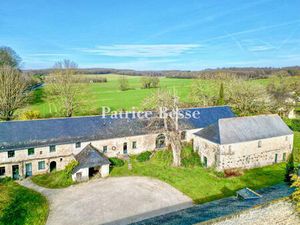 Dans le Maine-et-Loire  à 30 min d'Angers  un corps de ferme rénové du 16e s. Avec ses...