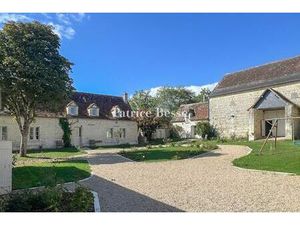 En Touraine  avec 9 ha de prairies et de bois  un corps de ferme rénové et ses dépendances