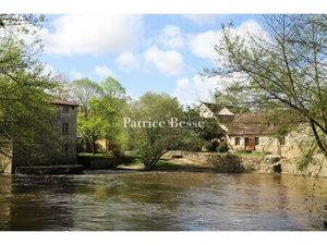 Dans la Vienne touristique  au milieu d'un parc traversé par une rivière  une longère  un.