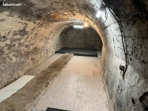 Grande cave ancienne historique aubière pour stockage ou lieu de convivialité