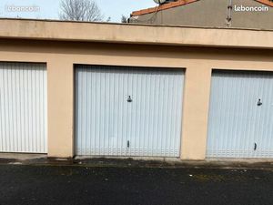 Très beau garage fermé à l'extérieur