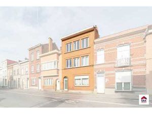 Immeuble de rapport avec 3 appartements  jardin et caves