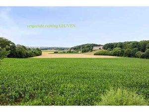 discrètement située à l'arrière  au calme sur 61.000 m2