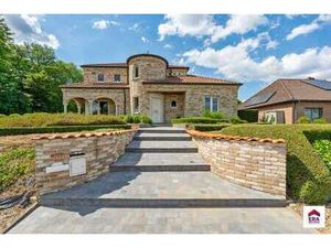 Villa espagnole avec double garage et grand jardin