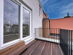 AVENUE DU ROI // Duplex totalement rénové avec terrasse