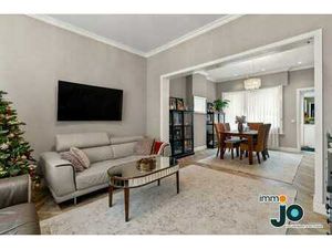 Spacieuse maison mitoyenne prête à emménager avec 6 chamb...