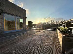 Penthouse lumineux de 130m2 avec 120 m2 de terrasses.