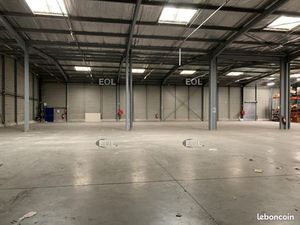 Local logistique 2 200 m²