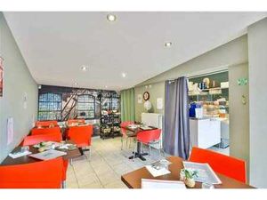 Surface commerciale de 50 m² avec salle de +- 10 personne !