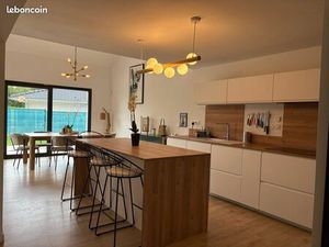 Maison rénovée avec goût  proche Genève  belles prestations  excellent DPE  piscine