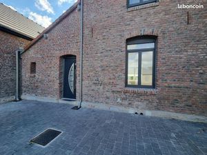 T2 récent avec parking dans corps de ferme