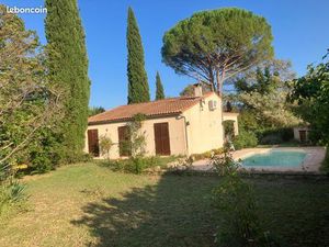 Maison de plain-pied avec piscine et grand terrain boisé – Carnas