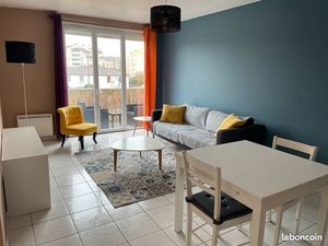 Bel appartement lumineux de 50 m2 avec balcon  cave et place de parking à Villefranche sur