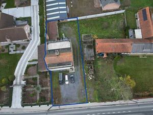 Appartementsgebouw te koop met 3 garages en 3 appartementen