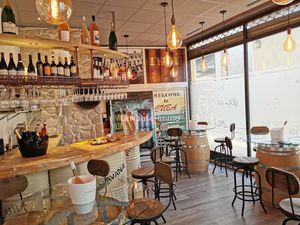 CAVE ET BAR A VINS SITUE AU CENTRE VILLE.