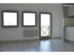 A louer studio 28 m2 calme et très lumineux donnant sur la place Victor Hugo à Saint-Omer