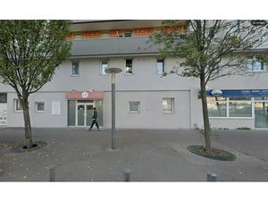 Local commercial 136.3 m2  extraction et terrasse possibles  linéaire façade 17 m.