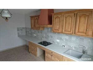 Maison et grande prairie pour chevaux