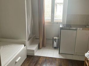 Chambre de service 9 m² – Paris 7ᵉ – Excellent état – Douche et kitchenette