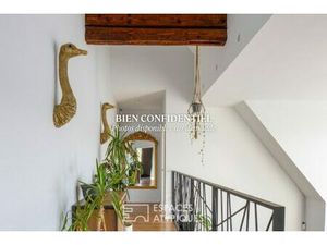 Ancienne grange rénovée à l'esprit brutaliste et sa piscine